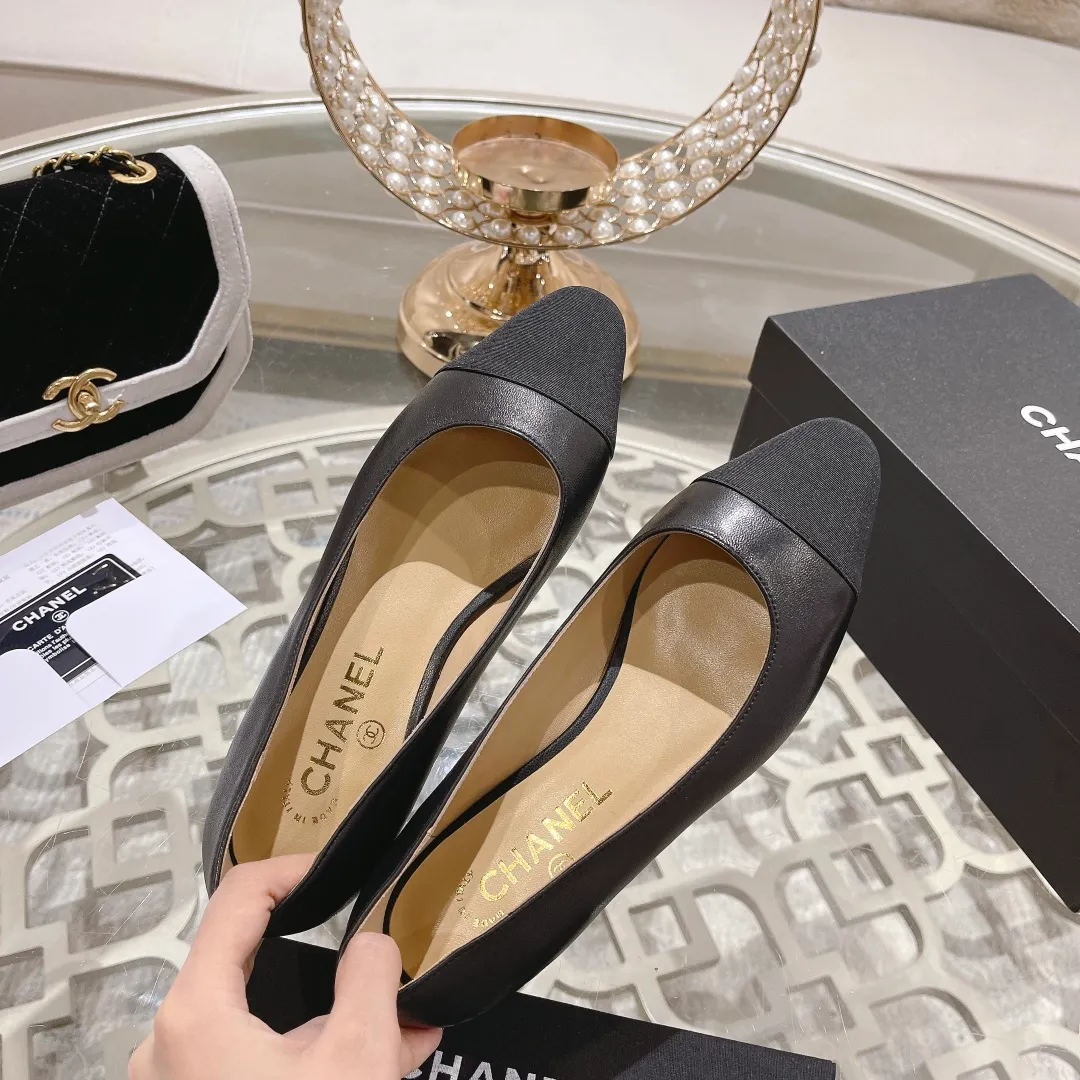 👟👟Ex-factory price 440👟👟 Chanel - Spring and summer classic color-blocked thick heel single shoes ⚠ Fashionable catwalk style ❤ Mixed splicing colors, empty toe style on the inside, 2.5cm thick heel with small logo embellishment, a fashionable interpretation! How to match the series to look good! Original customized wood-colored genuine leather outsole, imported sheepskin surface, goatskin lining for feet... 34-40 regular size (41.42.43 custom-made, non-returnable) 🎁Latest full set of packaging at the counter